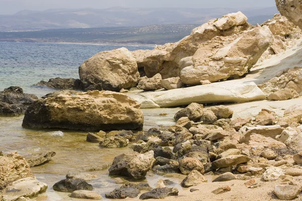 Skalnaté pobřeží na Kypru — Stock fotografie