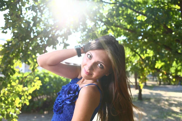 Retrato de una sexy joven mujer al aire libre —  Fotos de Stock