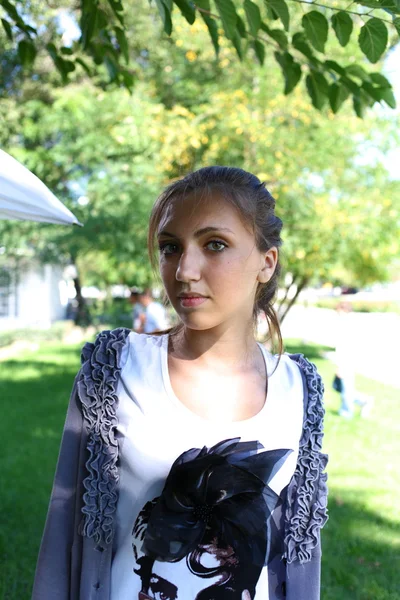 Porträtt av en sexig ung kvinna utomhus — Stockfoto