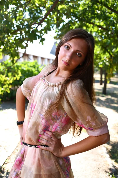 Портрет сексуальной молодой девушки на открытом воздухе — стоковое фото