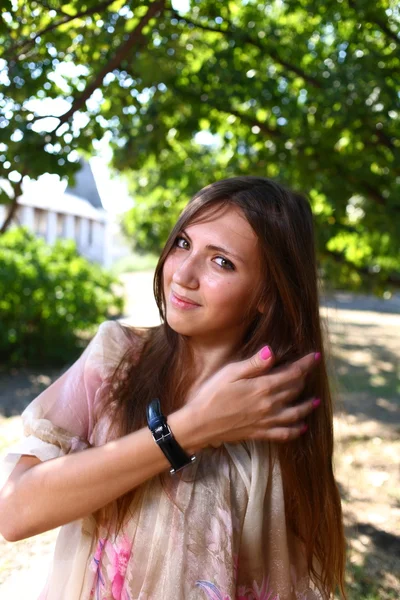 セクシーな若い女性の屋外の肖像画 — ストック写真
