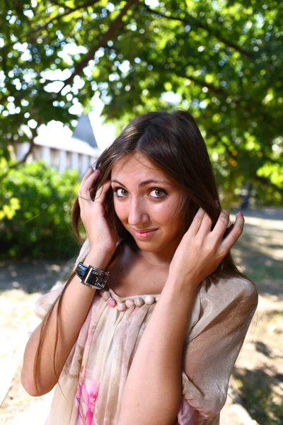 セクシーな若い女性の屋外の肖像画 — ストック写真