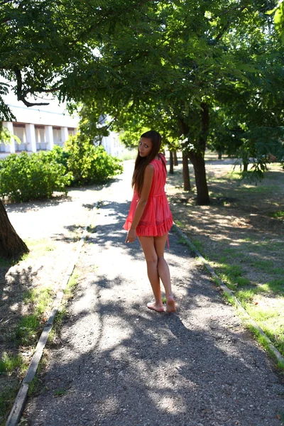 Retrato de una sexy joven mujer al aire libre —  Fotos de Stock