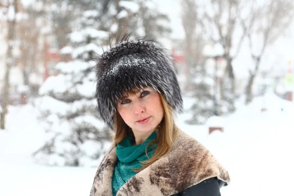 Un ritratto invernale di una bionda con un cappello di pelliccia — Foto Stock