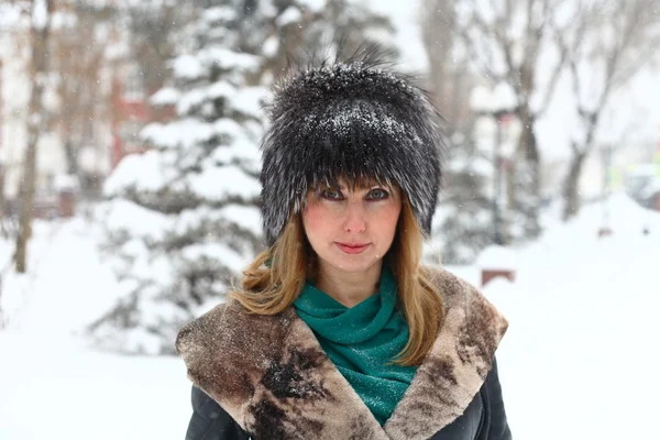 Зимний портрет блондинки в меховой шляпе — стоковое фото