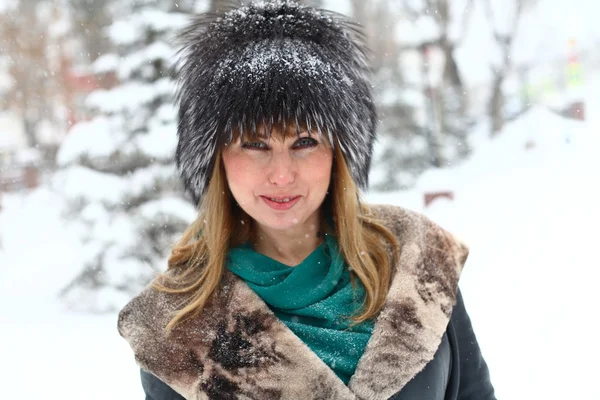 Зимний портрет блондинки в меховой шляпе — стоковое фото