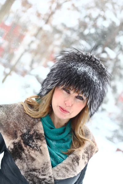 Zimní portrét blondýnka s kožešinovou čepici — Stock fotografie