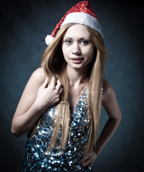 Ritratto natalizio di una bella giovane donna — Foto Stock