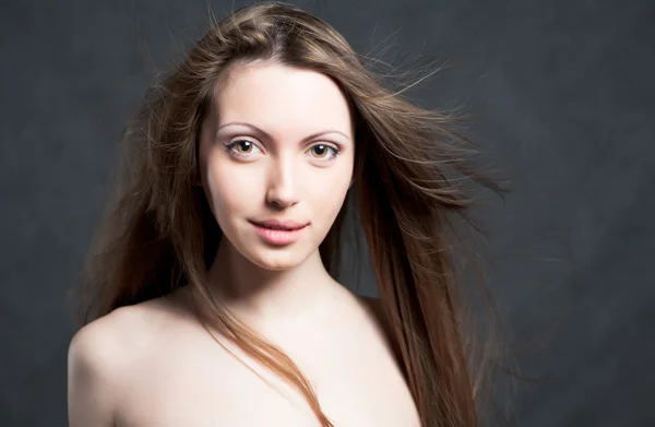 Porträtt av en ung brunett dam — Stockfoto