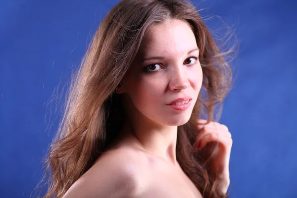 Porträt einer schönen jungen brünetten Frau — Stockfoto
