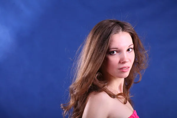 Portret van een mooie jonge brunette vrouw — Stockfoto