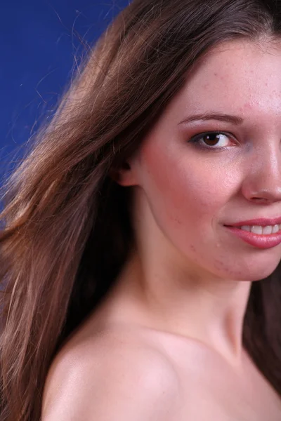 Portret pięknej młodej brunetki — Zdjęcie stockowe