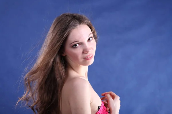 Portrét krásné mladé brunetky ženy — Stock fotografie