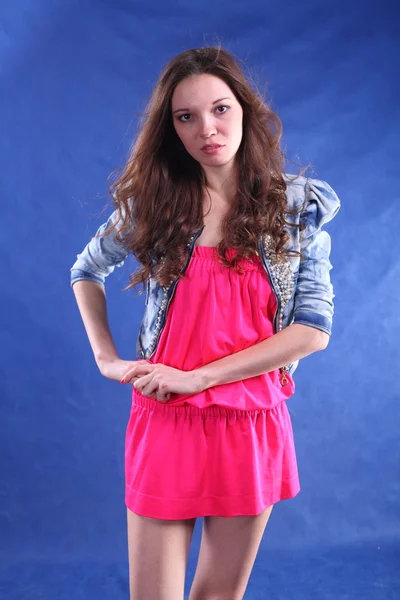 Schoonheid vrouw in roze jurk — Stockfoto