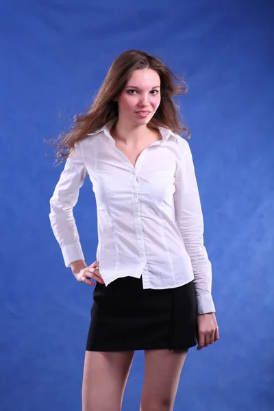 Portret van jonge vrouw op blauwe achtergrond — Stockfoto