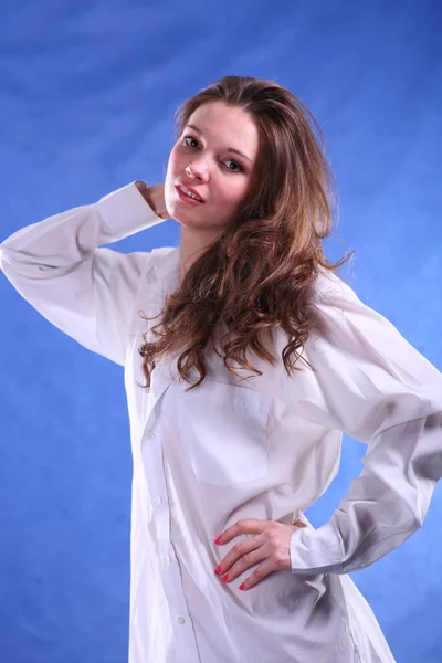 Retrato de una joven encantadora filmada en un estudio — Foto de Stock