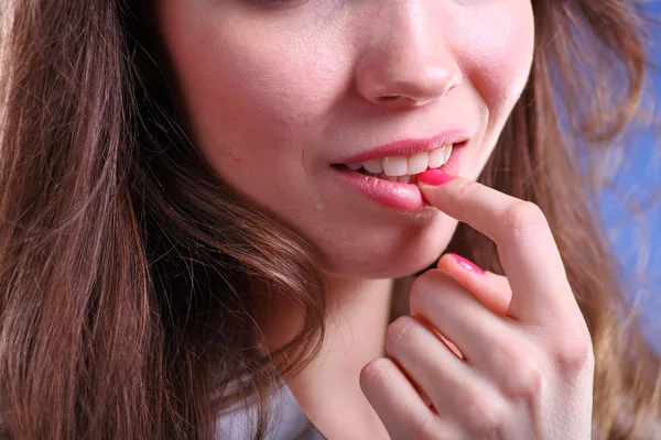 漂亮的年轻女人碰触到嘴唇的脸 — 图库照片