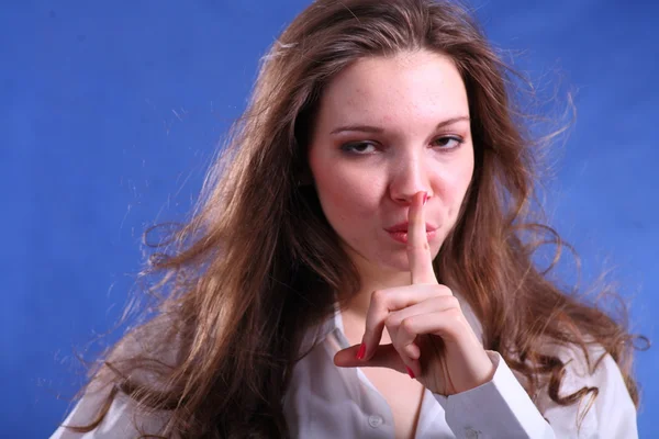 Gezicht van een mooie jonge vrouw touch aan lippen — Stockfoto