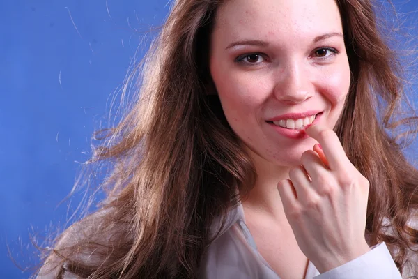 Лицо красивой молодой женщины прикасается к губам — стоковое фото