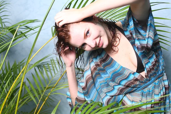 Молодая женщина в бассейне — стоковое фото