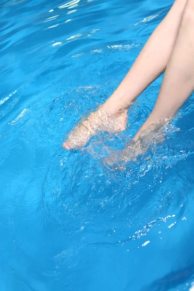 Feet Over The Pool — Stock Photo, Image