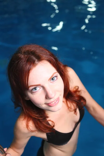 Молодая женщина в бассейне — стоковое фото