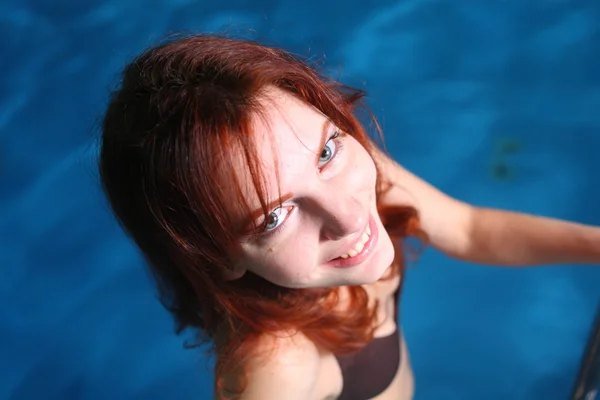 Ung kvinna i bassängen — Stockfoto