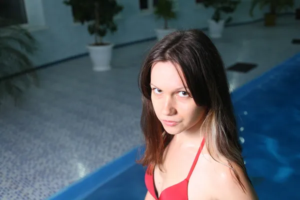 Młoda kobieta w basenie — Zdjęcie stockowe