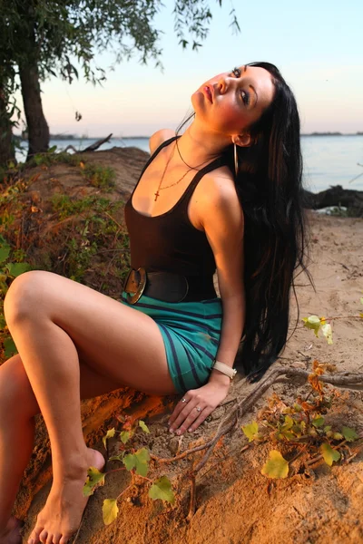 Vacker kvinna på stranden — Stockfoto