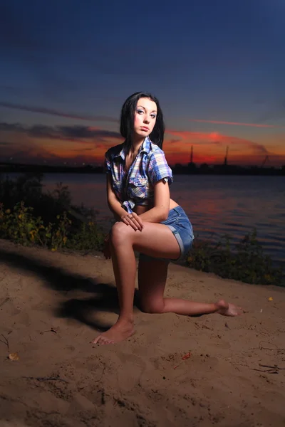 Schöne Frau am Strand — Stockfoto