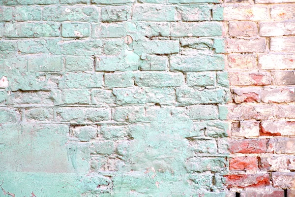 누더기가 된 낡은 붉은 벽돌 벽 배경 — 스톡 사진