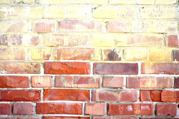 Погодный окрашенный старый красный кирпичный фон стены — стоковое фото