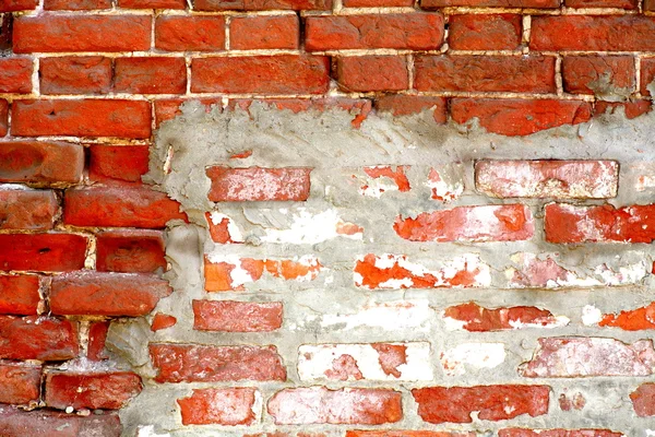 Погодный окрашенный старый красный кирпичный фон стены — стоковое фото