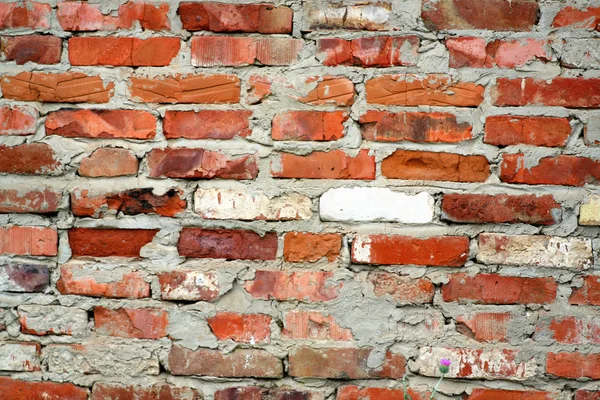Weathered manchado viejo rojo ladrillo pared fondo — Foto de Stock