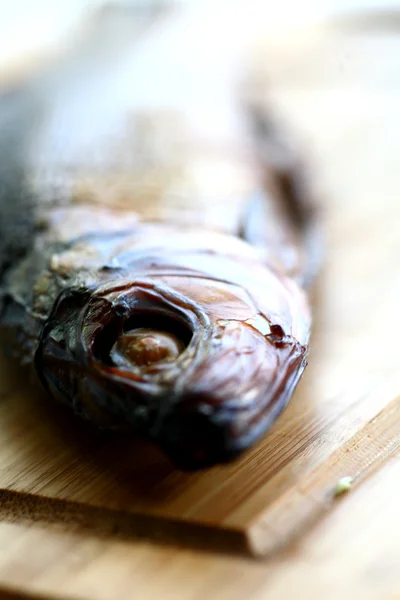 Pesce affumicato isolato su bianco — Foto Stock