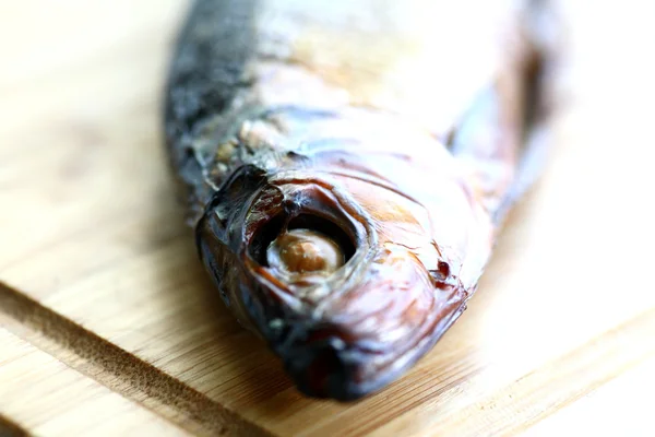 Ikan asap diisolasi pada warna putih — Stok Foto