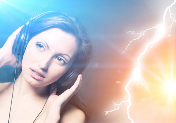 Женщина с наушниками слушает музыку — стоковое фото