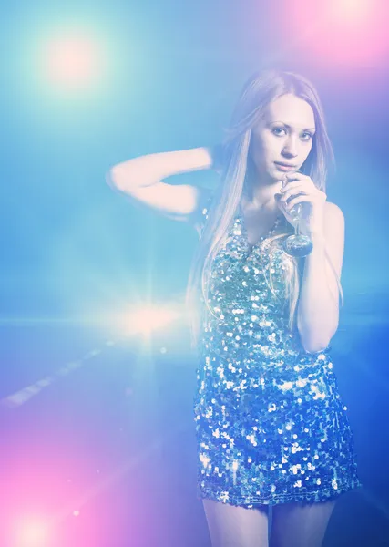 Sexy blondes Mädchen tanzt im Discolicht — Stockfoto