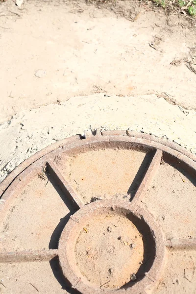 철제 맨홀 뚜껑 — 스톡 사진