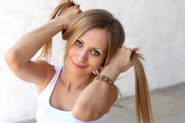 Blonde kvinnor att göra hjärnor hårstrån — Stockfoto