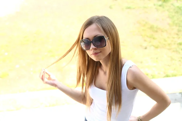 Mujer en jeans y gafas oscuras —  Fotos de Stock