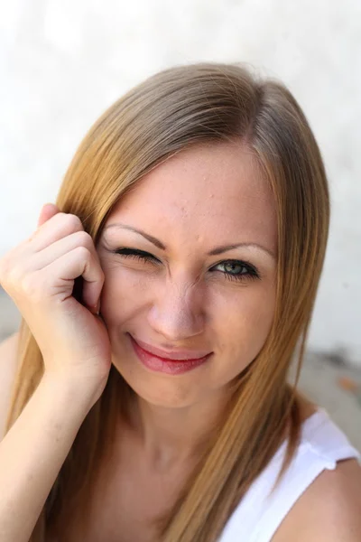 Jonge blonde vrouw maken grappige gezichten — Stockfoto