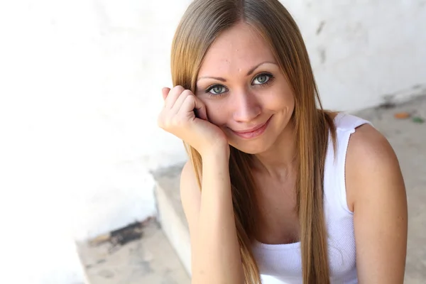 Mujer joven al aire libre retrato — Foto de Stock