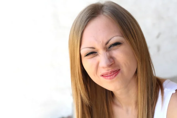 Jovem mulher loira fazendo caras engraçadas — Fotografia de Stock