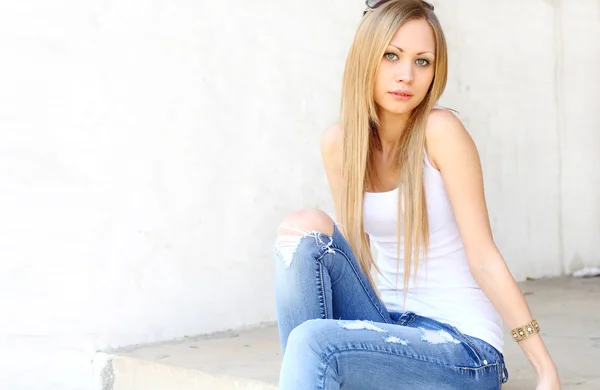 Outdoor foto van mooie tiener meisje zitten — Stockfoto