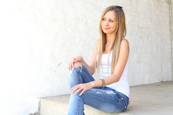 Utomhus foto av söt tonåring flicka sitter — Stockfoto