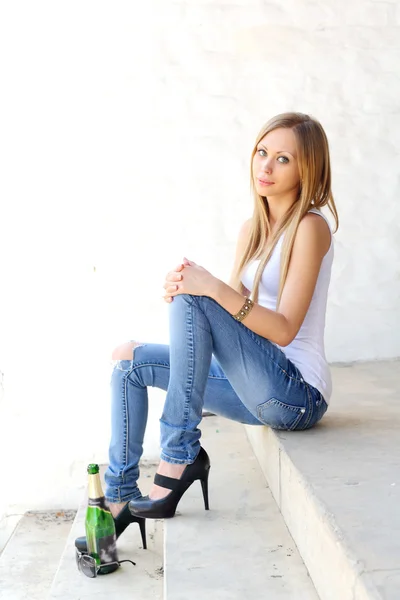 Vrouwelijke tiener zittend op de trap — Stockfoto