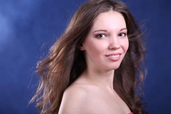 Portret van een mooie jonge brunette vrouw — Stockfoto
