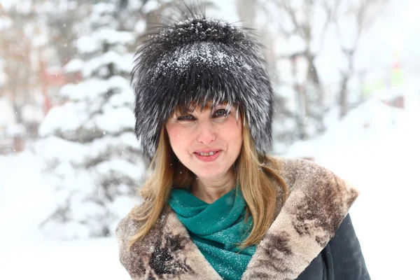 Retrato de invierno de una rubia con sombrero de piel — Foto de Stock