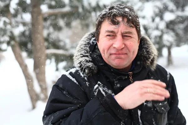 Portret człowieka pokrywa śnieg — Zdjęcie stockowe